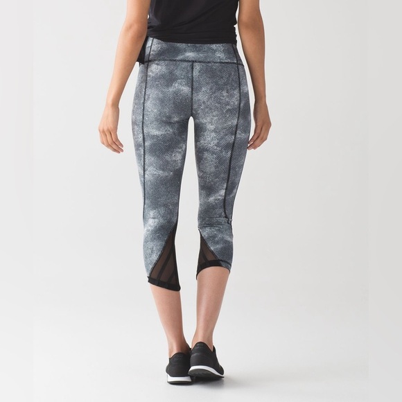 Lululemon Essential Rhythm Crop Full Luxtreme Legging White Black Mesh Size 10 - Picture 2 of 7